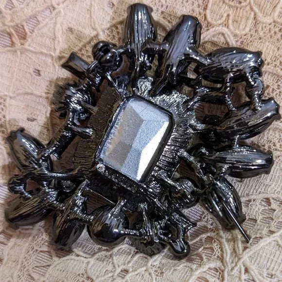 NWOT GLAMOROUS STATEMENT BROOCH - Picture 2 of 2